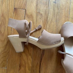 Bryr Hannah Spanish Toe Clogs NWOT